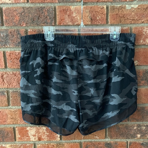 Athleta Black Camo Mesh Racer Run 4” Short - Picture 7 of 10